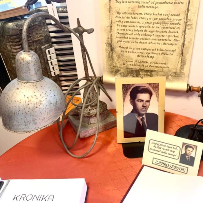 ŚLADEM ROMANA ZUBA. WIZYTA KREATYWNEGO KLUBU CZYTELNIKA BIBLIOTEKI PUBLICZNEJ W OBJEŹDZIE